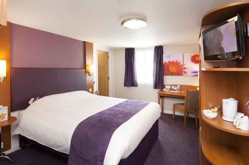 Premier Inn Pontypool Esterno foto