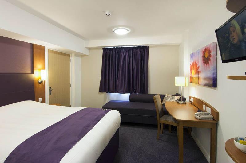 Premier Inn Pontypool Esterno foto